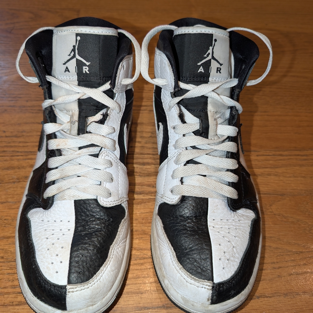 Nike Air Jordan 1 Mid SE Homage Sneakers. Size Youth: 6.5